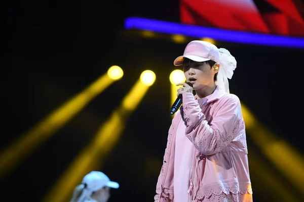 Die Chinesische Sängerin Yuchun Tritt Während Der Preisverleihung Des Fernsehdramas — Stockfoto