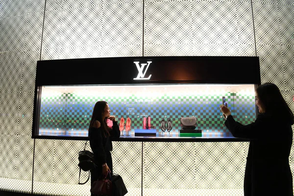 Ügyfelek Fotózni Előtt Louis Vuitton Áruház Nanning Város Dél Kínai — Stock Fotó