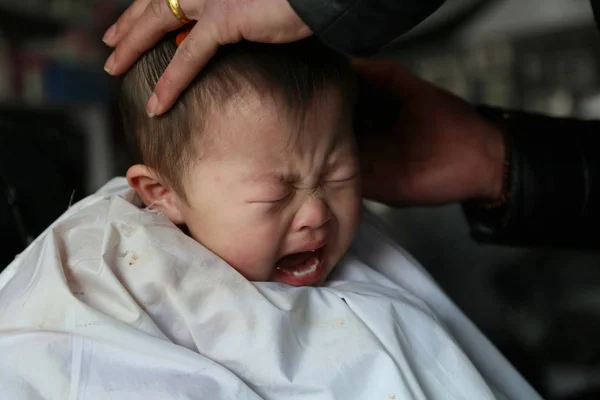 Mladý Čínský Chlapec Zříká Když Ostříhat Vlasy Oslavu Longtaitou Festivalu — Stock fotografie