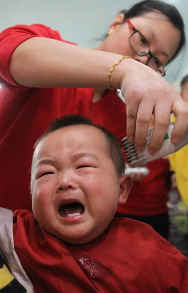 Молодой Китайский Мальчик Плачет Время Стрижки Волос Отпраздновать Фестиваль Longtaitou — стоковое фото