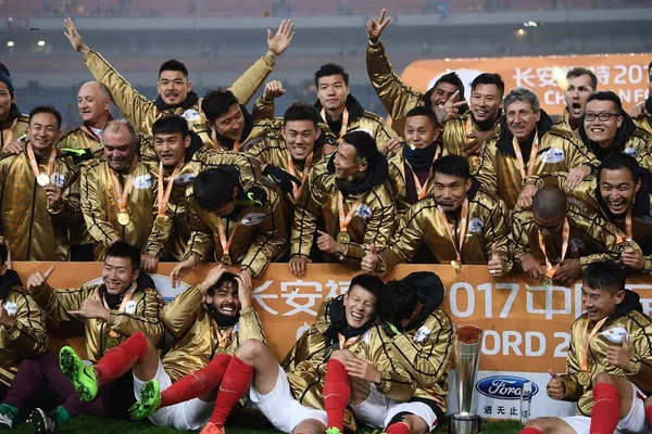 Spelare Guangzhou Evergrande Taobao Utgör För Celabrate Efter Att Besegrat — Stockfoto