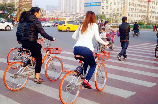 2017年1月20日 在中国南方广东省深圳的斑马线上骑自行车骑着中国自行车共享服务的自行车 — 图库照片