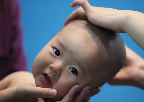 Čínské Dítě Své Vlasy Ostřížené Oslavu Longtaitou Festival Známý Také — Stock fotografie