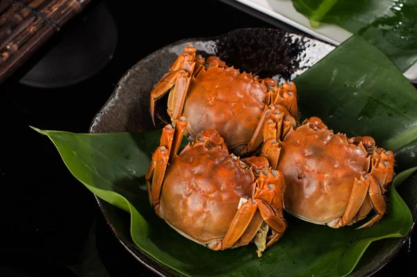 Steamed hairy crabs are served at a restaurant in Xiamen city, southeast China\'s Fujian province, 9 September 2015.
