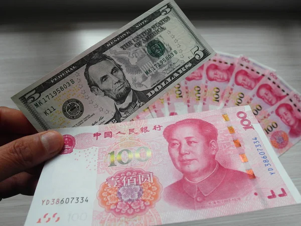 Residente Chinês Mostra Notas Rmb Renminbi Yuan Dólar Dos Eua — Fotografia de Stock