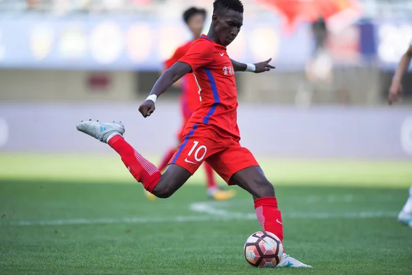 Futbolista Gambiano Bubacarr Trawally Yanbian Funde Patea Pelota Para Hacer — Foto de Stock
