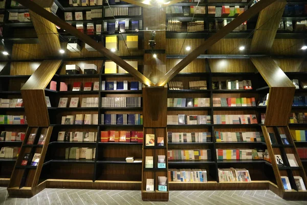 2016 上海で閔行区の Zhongshuge 書店の内部ビュー — ストック写真