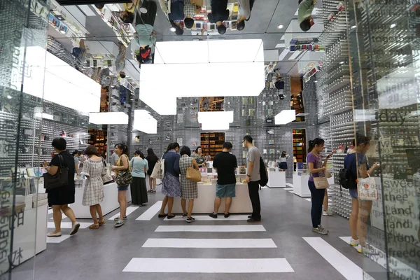 Innenansicht Der Zhongshuge Buchhandlung Bezirk Beijing Shanghai China August 2016 — Stockfoto