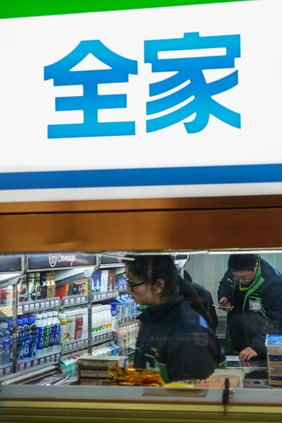 Çinli Işçiler Şanghay Jing Temple Metro Istasyonunda Familymart Marketinde Görülür — Stok fotoğraf