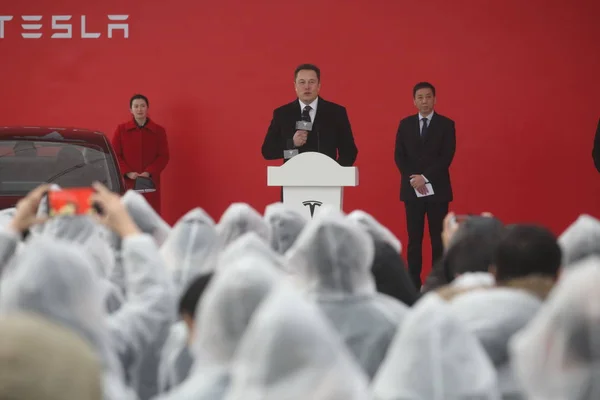 テスラ Ceo イーロンマスク センター 米国の電気自動車の最初の非米国製造工場 Gigafactory 上海での起工式 2018 日中に話す — ストック写真