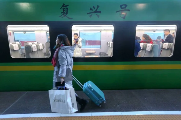 Passagiere Steigen Januar 2019 Bahnhof Von Lanzhou Der Stadt Lanzhou — Stockfoto