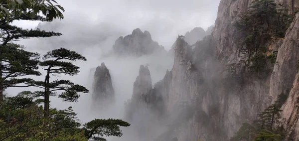 Paisaje Los Picos Colinas Rodeados Nubes Lugar Escénico Montaña Huangshan — Foto de Stock