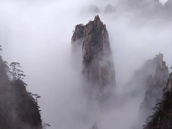2019年1月8日 中国东部安徽省黄山市黄山风景区雨点后被云包围的山峰和丘陵景观 — 图库照片