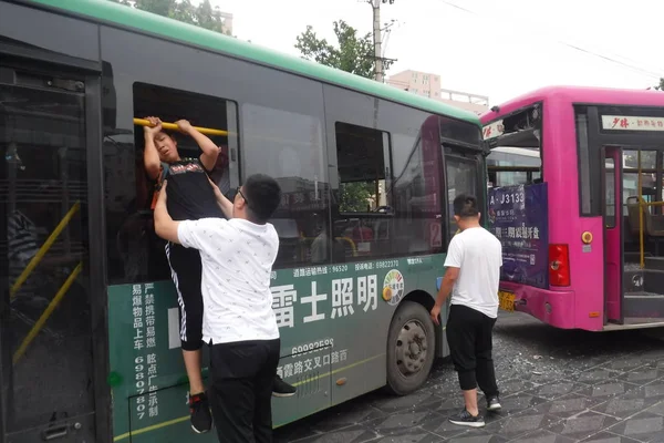 Estudiante Chino Secundaria Salta Autobús Través Una Ventana Después Accidente — Foto de Stock