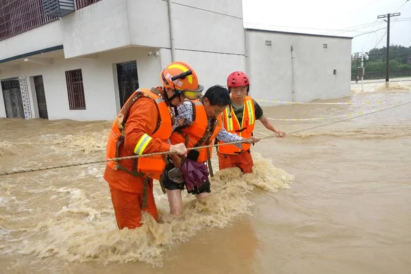 Китайские Спасатели Эвакуируют Пожилую Женщину Затопленных Районов Вызванных Сильными Дождями — стоковое фото