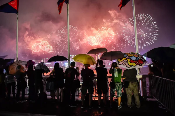 Místní Obyvatele Turisty Davu Sledovat Ohňostroj Show Výročí Hong Kong — Stock fotografie