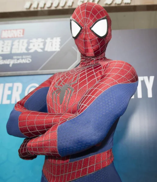 Miembro Del Personal Vestido Como Spiderman Posa Para Las Fotos — Foto de Stock