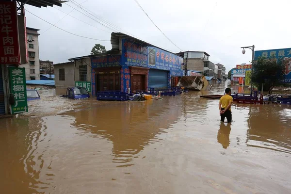 Ein Anwohner Sieht Wie Eine Überflutete Straße Durch Heftigen Regen — Stockfoto