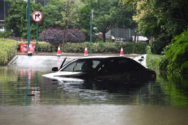 Een Auto Bijna Ondergedompeld Door Floodwater Een Overstroomde Weg Veroorzaakt — Stockfoto