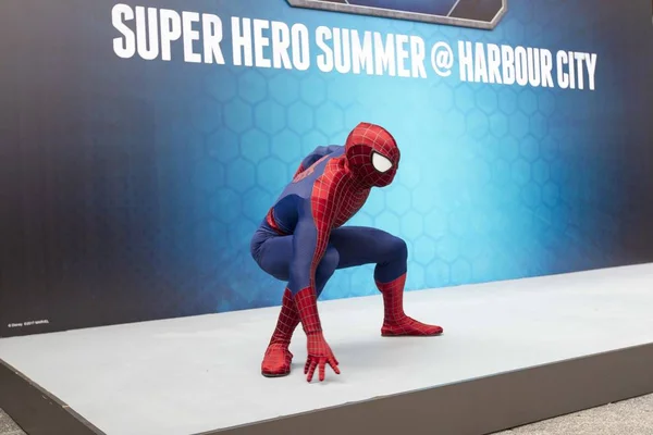 スパイダーマン のような服装をしているスタッフが 香港のディズニーランドとハーバーシティで開催されたスーパーヒーローの夏の展示会で写真を撮っています 2017 月4日 — ストック写真