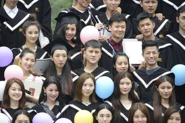 Absolventen Akademischen Gewändern Mit Luftballons Posieren Für Ein Gruppenfoto Der — Stockfoto