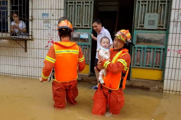 Китайский Спасатель Эвакуирует Ребенка Затопленных Районов Вызванных Сильными Дождями Городе — стоковое фото
