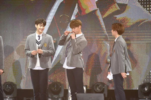 Члени Групи Південнокорейських Хлопчик Astro Виконувати Під Час Міні Концерт — стокове фото