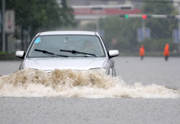 Автомобіль Подорожує Затопленій Дорозі Викликаної Важким Дощем Цзяюцзян Міста Східного — стокове фото