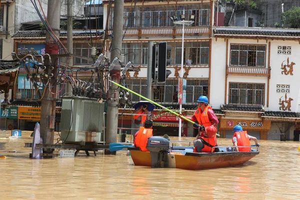 Китайские Техники Работают Энергетическими Объектами Затопленной Улице Вызванной Обильным Дождем — стоковое фото