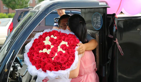 Mensageiro Chinês Beija Sua Namorada Que Ele Conhece Através Serviço — Fotografia de Stock