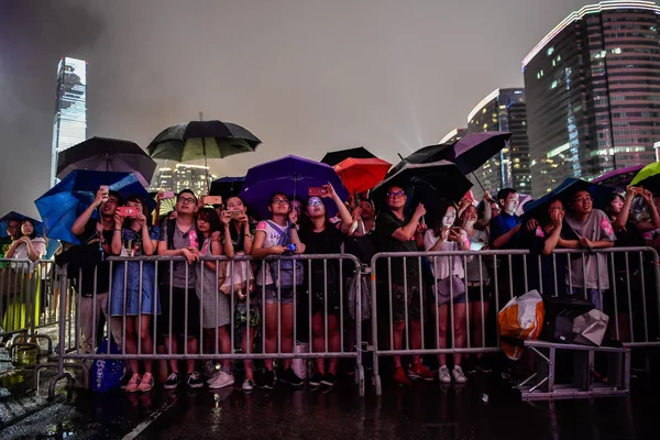 2017年7月1日 香港维多利亚港举行 当地居民和游客聚集在一起观看焰火表演 纪念香港回归祖国20周年 — 图库照片