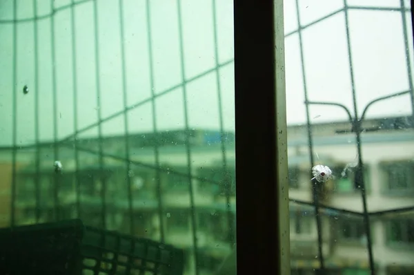 Вид Пострілу Діра Напали Сталевими Кульками Через Скло Вікна Житловому — стокове фото