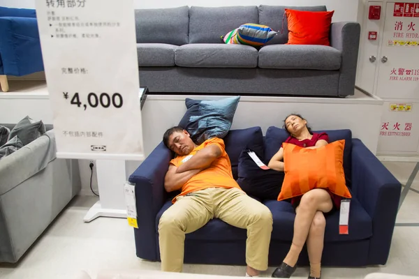 Clientes Chinos Toman Siestas Sofás Exhibidos Tienda Muebles Ikea Ciudad —  Fotos de Stock