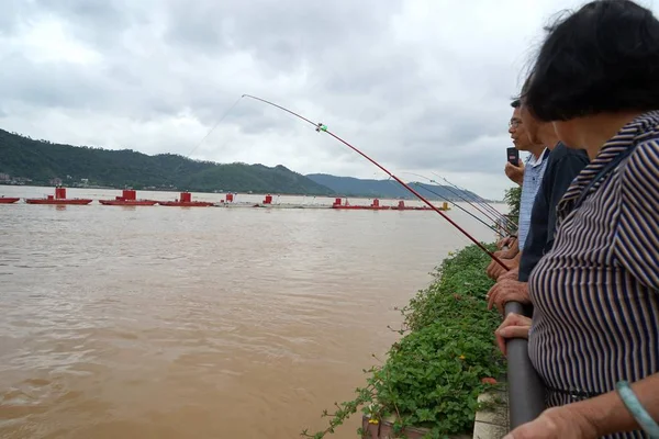 Los Residentes Locales Van Pescar Orilla Del Río Xijiang Inundado — Foto de Stock