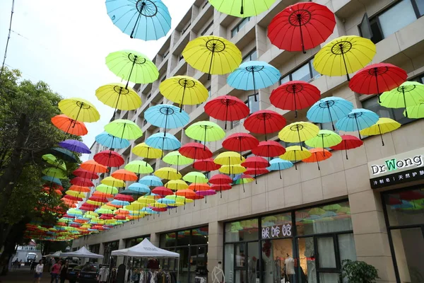 Uitzicht Kleurrijke Paraplu Versieren Van Straat Een Bazaar Shanghai China — Stockfoto