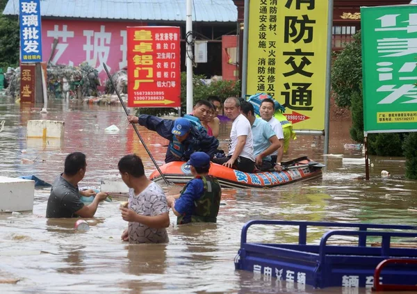 Čínští Záchranáři Evakuovali Místní Obyvatele Zatopených Oblastí Způsobených Těžkým Deštěm — Stock fotografie