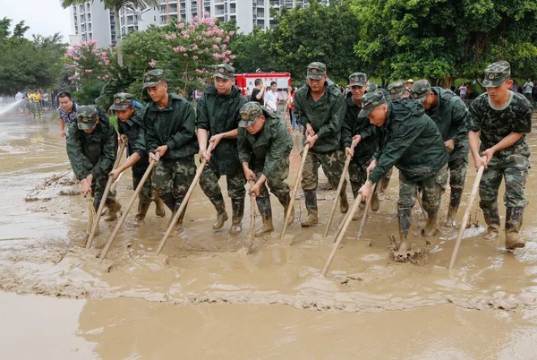 Солдаты Убирают Грязь После Наводнения Парке Риверсайд Округе Лючжоу Гуанси — стоковое фото