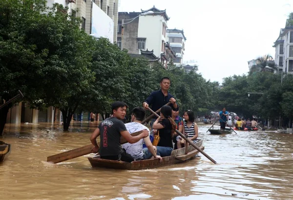 Ντόπιοι Κάτοικοι Παίρνουν Μια Βάρκα Ένα Πλημμυρισμένο Δρόμο Που Προκαλείται — Φωτογραφία Αρχείου