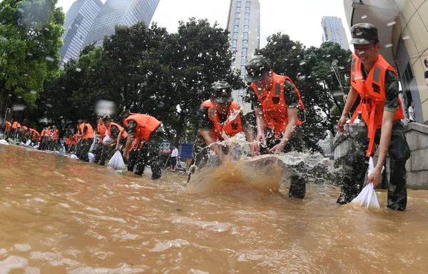 Chinese Paramilitary Policemen Pass Sand Bags Reinforce Dike Flooded Xiangjiang — Stock Photo, Image