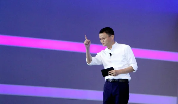 在2017年6月29日于中国天津举行的第一届世界情报大会 Wic2017 中国电子商务巨头阿里巴巴集团董事长马云或马云在主要论坛上发表演讲 — 图库照片