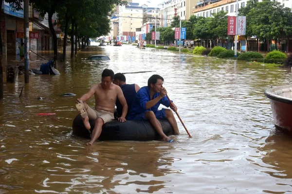 Lokalbefolkningen Uppblåsbar Livbåt Översvämmad Gata Orsakad Kraftigt Regn Yongfu County — Stockfoto