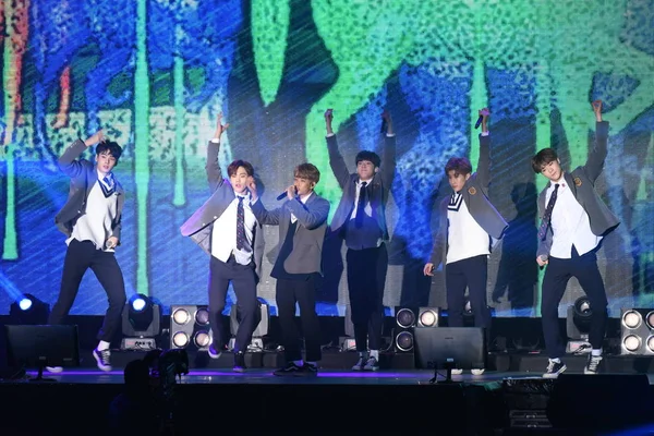 Medlemmar Sydkoreanska Pojke Gruppen Astro Utföra Mini Konsert Att Fascinera — Stockfoto