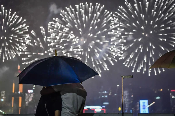 Místní Obyvatele Turisty Davu Sledovat Ohňostroj Show Výročí Hong Kong — Stock fotografie