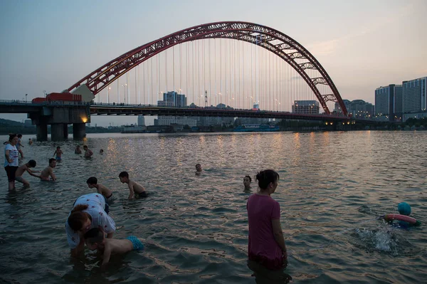 Cittadini Nuotano Nelle Acque Alluvionali Del Fiume Yangtze Allagato Causato — Foto Stock