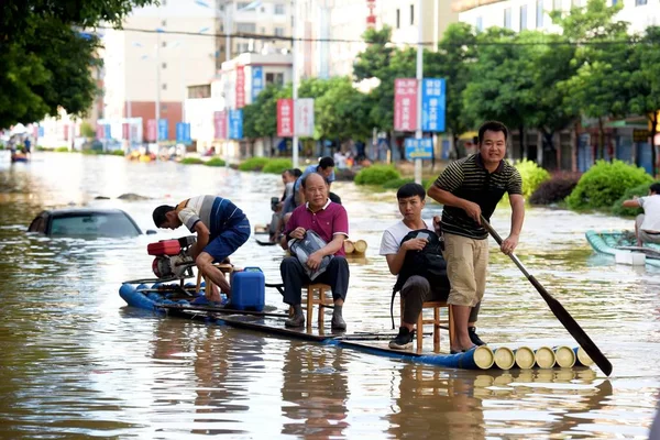 Residentes Locales Reman Una Balsa Bambú Una Calle Inundada Causada —  Fotos de Stock