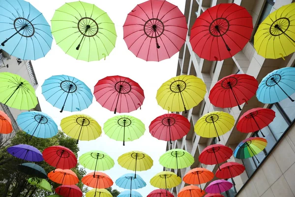 2017年7月2日 在中国上海的一个集市上欣赏装饰街道的五颜六色的雨伞 — 图库照片