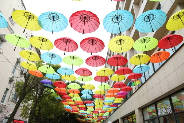 Pohled Barevné Deštníky Zdobení Ulici Bazaru Šanghaji Číně Července 2017 — Stock fotografie
