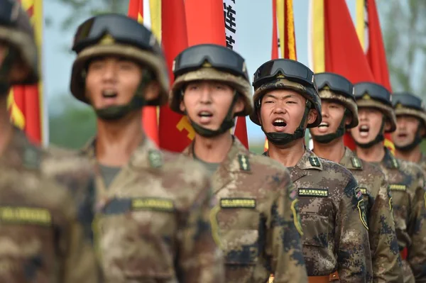 Chinesische Soldaten Der Pla Volksbefreiungsarmee Stehen Während Einer Trainingseinheit Für — Stockfoto