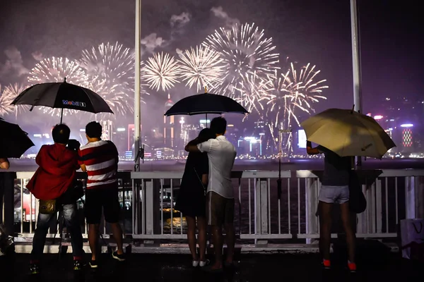 Místní Obyvatele Turisty Davu Sledovat Ohňostroj Show Výročí Hong Kong — Stock fotografie