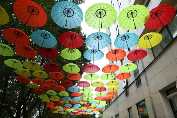 Uitzicht Kleurrijke Paraplu Versieren Van Straat Een Bazaar Shanghai China — Stockfoto